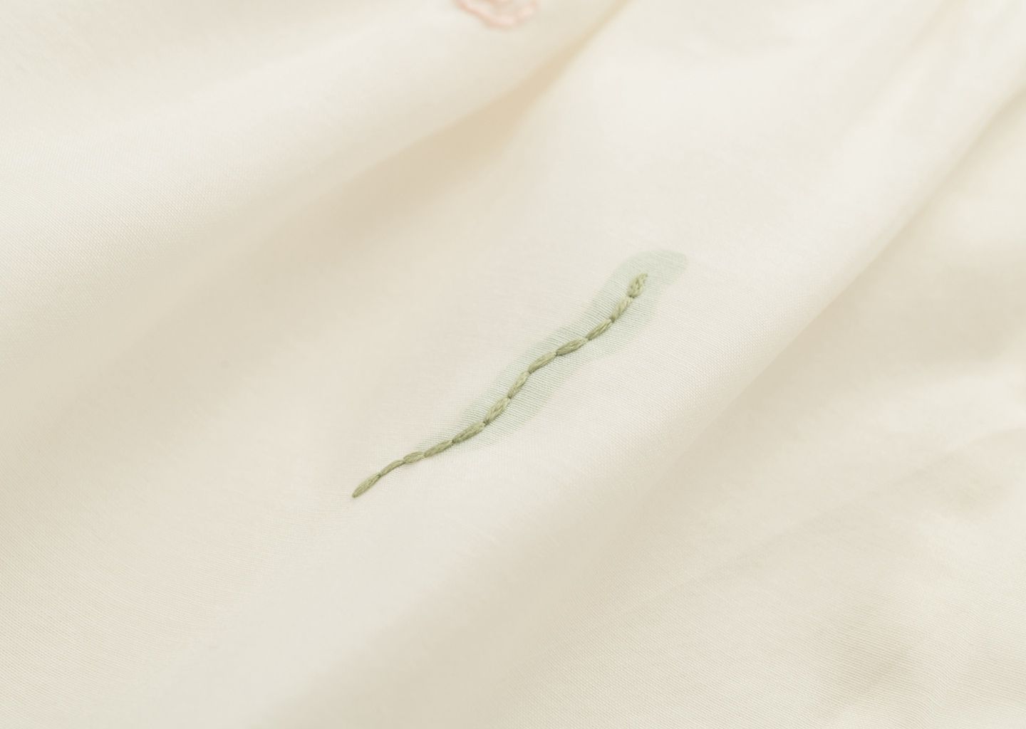 绣花连衣裙